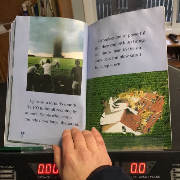 “ tornadoes” Scholastic science readers level 1 - Picture 8 of 14